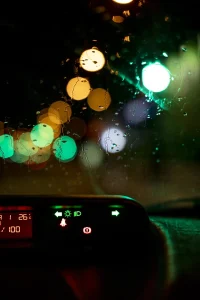 foto de un coche con testigos encendidos