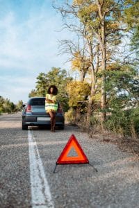 señalizar coche averiado espera con chaleco y triangulo