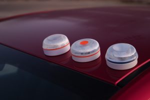 imagen luz v16 sobre coche para señalizar coche averiado