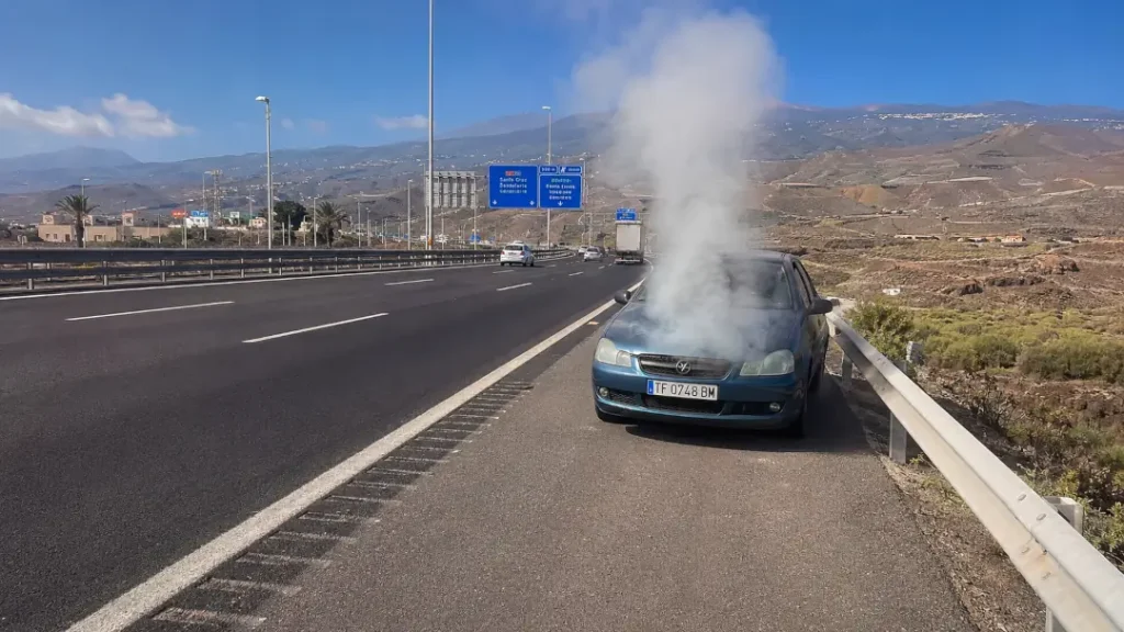 Un coche mostrando síntomas de sobrecalentamiento del motor